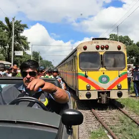 Flávio Bolsonaro faz carreata no interior de Alagoas e promete trem para ligar capitais do Nordeste